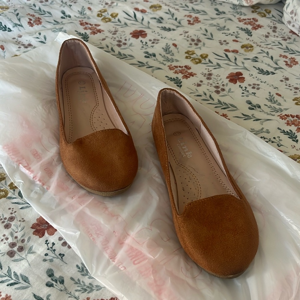 Little girl brown flat shoes